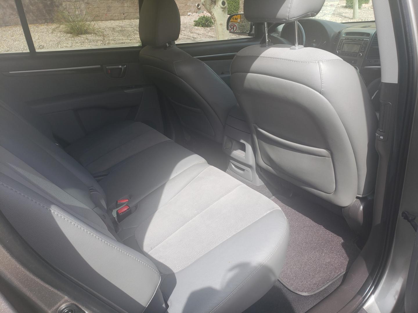 2011 gray /gray Hyundai Santa Fe SE (5XYZH4AG2BG) with an 3.5L V6 DOHC 24V engine, 6-Speed Automatic transmission, located at 323 E Dunlap Ave., Phoenix, AZ, 85020, (602) 331-9000, 33.567677, -112.069000 - 2011 Hyundai Santa Fe SE,......A Must See!! No accidents, Ice cold AC. The car is gorgeous inside and out. Power windows, Power door locks, Stereo/cd/mp3 Player, Phone sync, Bluetooth, Satellite compatible, Beautiful gray interior with gray leather seats in near perfect condition, Incredible gas mil - Photo#15